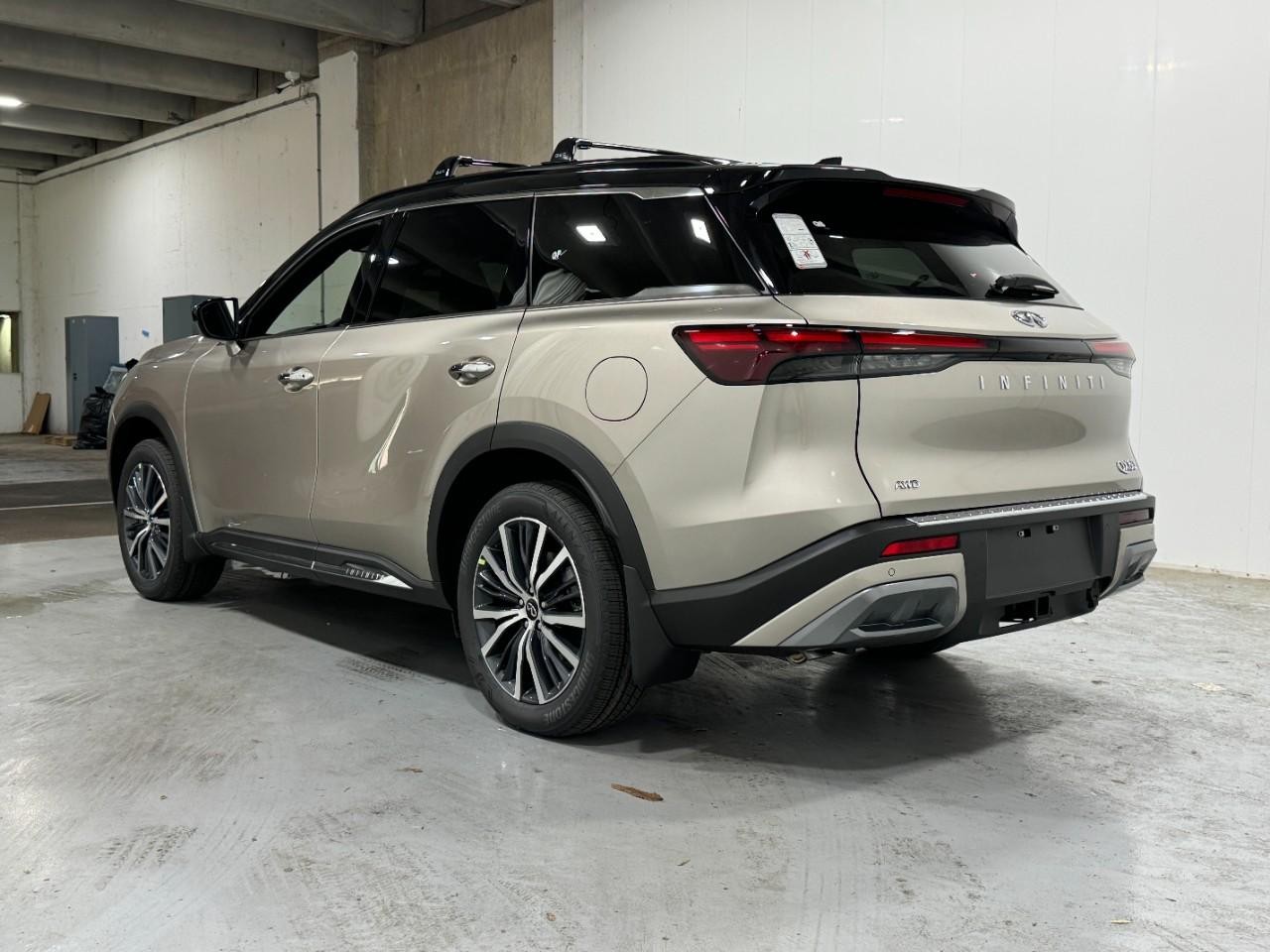 INFINITI QX60 Vehicle Full-screen Gallery Image 3