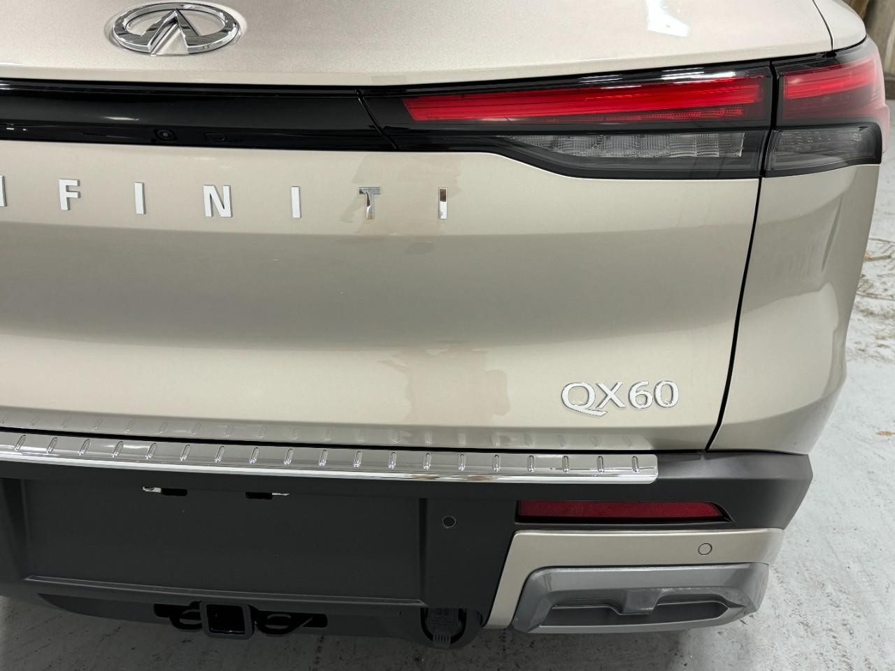 INFINITI QX60 Vehicle Full-screen Gallery Image 11