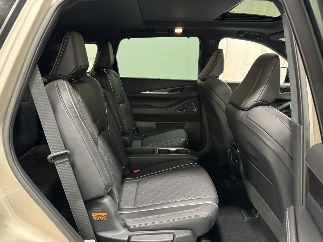 INFINITI QX60 Vehicle Full-screen Gallery Image 14