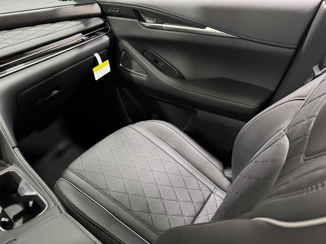 INFINITI QX60 Vehicle Full-screen Gallery Image 22