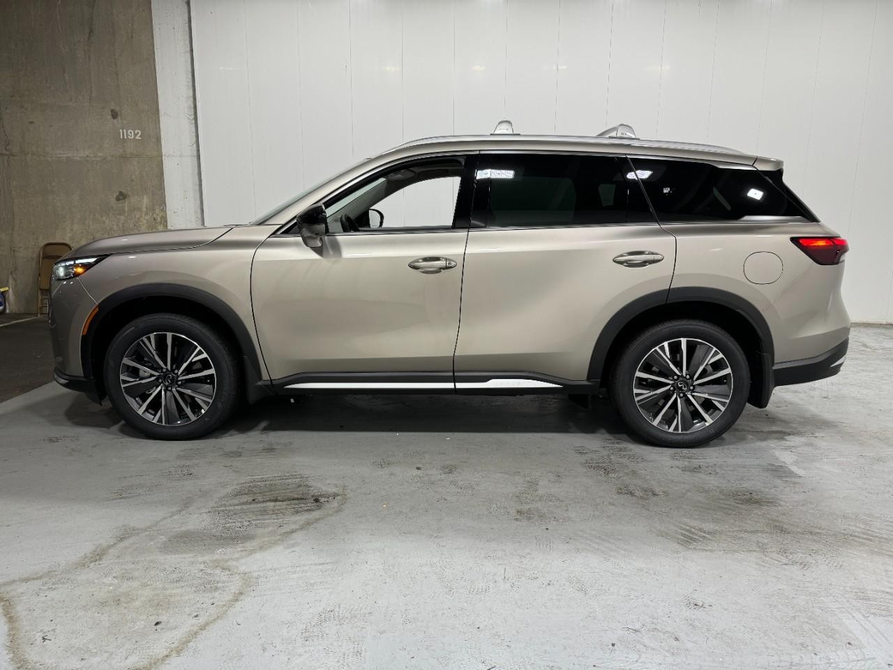 INFINITI QX60 Vehicle Full-screen Gallery Image 2