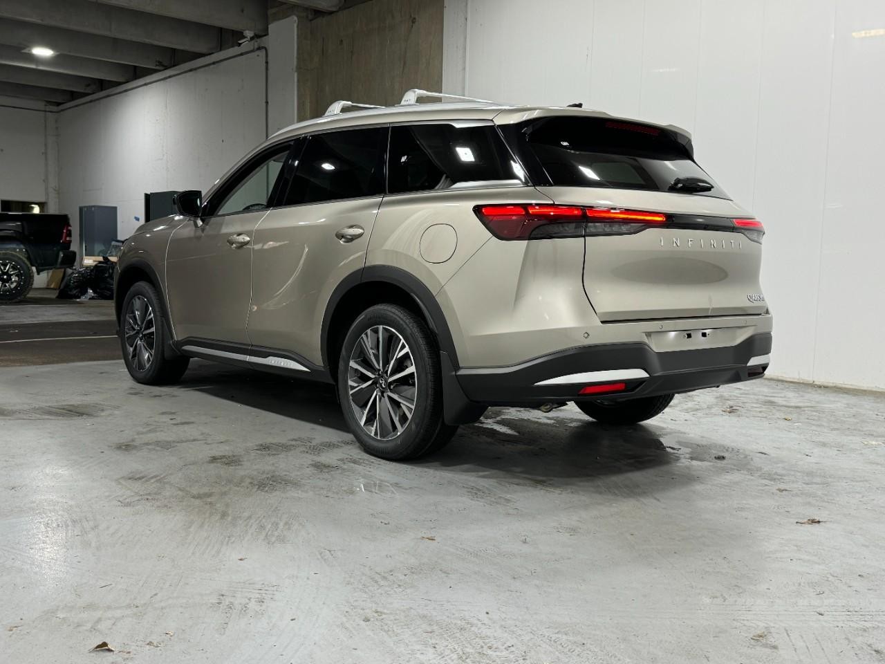 INFINITI QX60 Vehicle Full-screen Gallery Image 3