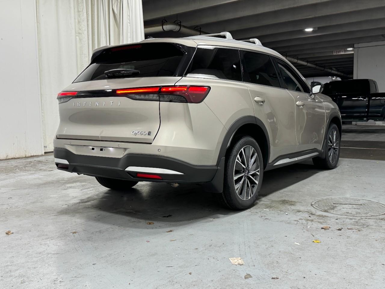 INFINITI QX60 Vehicle Full-screen Gallery Image 4