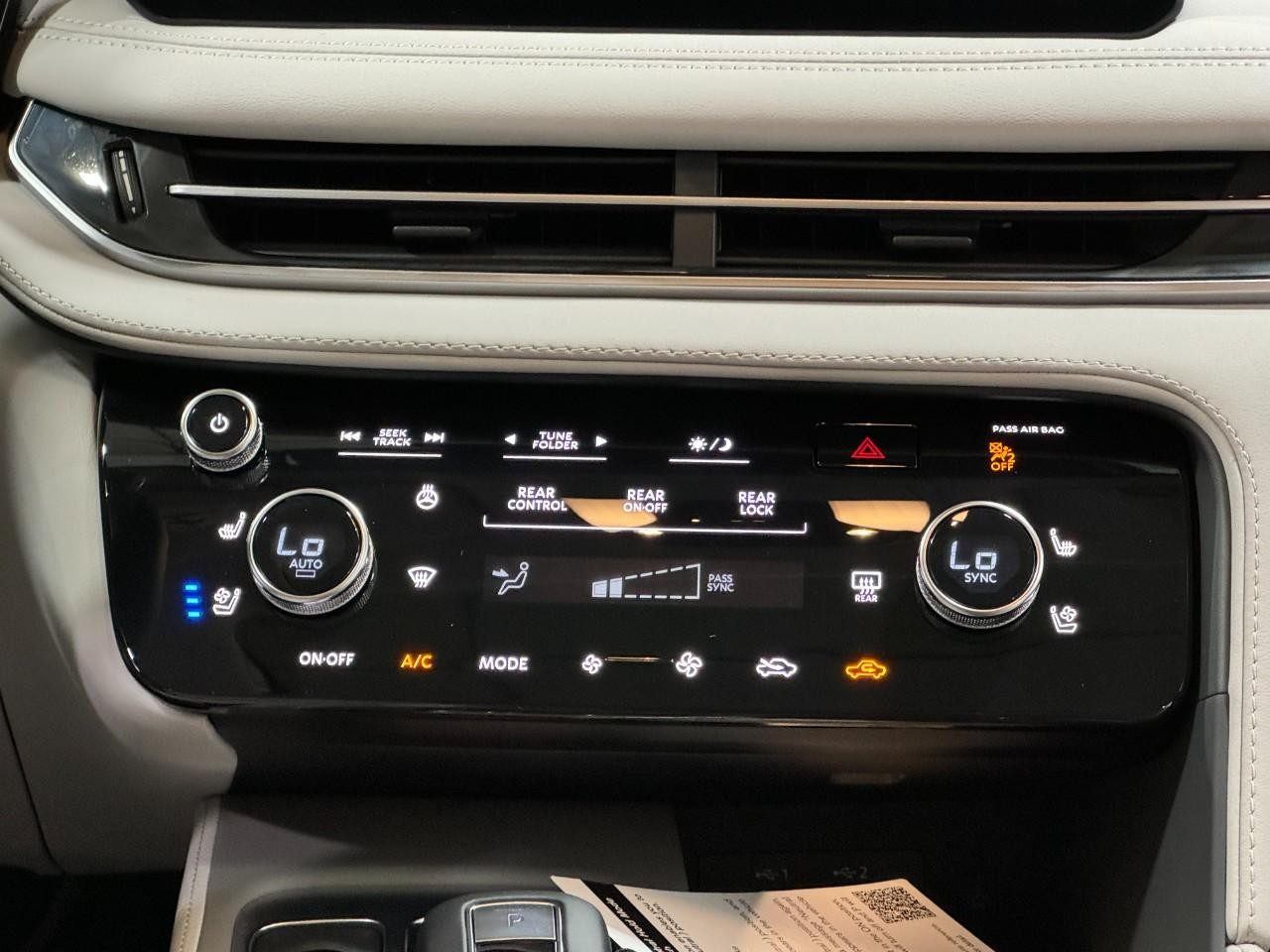 INFINITI QX60 Vehicle Full-screen Gallery Image 18