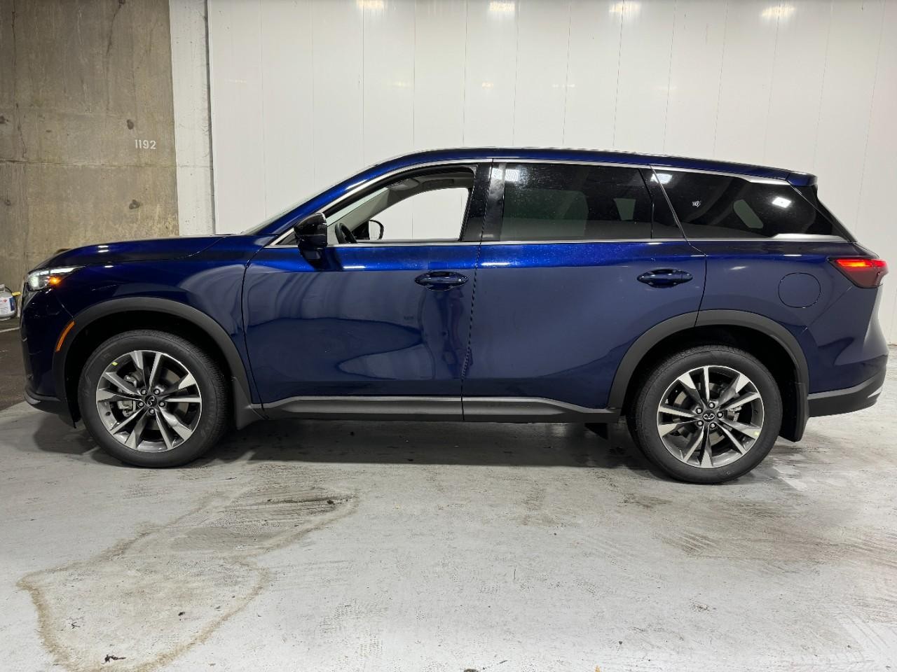 INFINITI QX60 Vehicle Full-screen Gallery Image 2