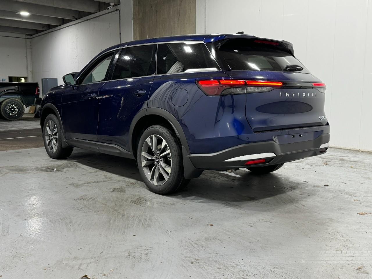 INFINITI QX60 Vehicle Full-screen Gallery Image 3