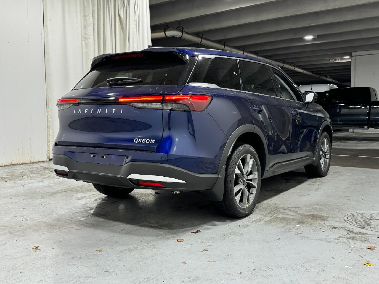 INFINITI QX60 Vehicle Full-screen Gallery Image 4