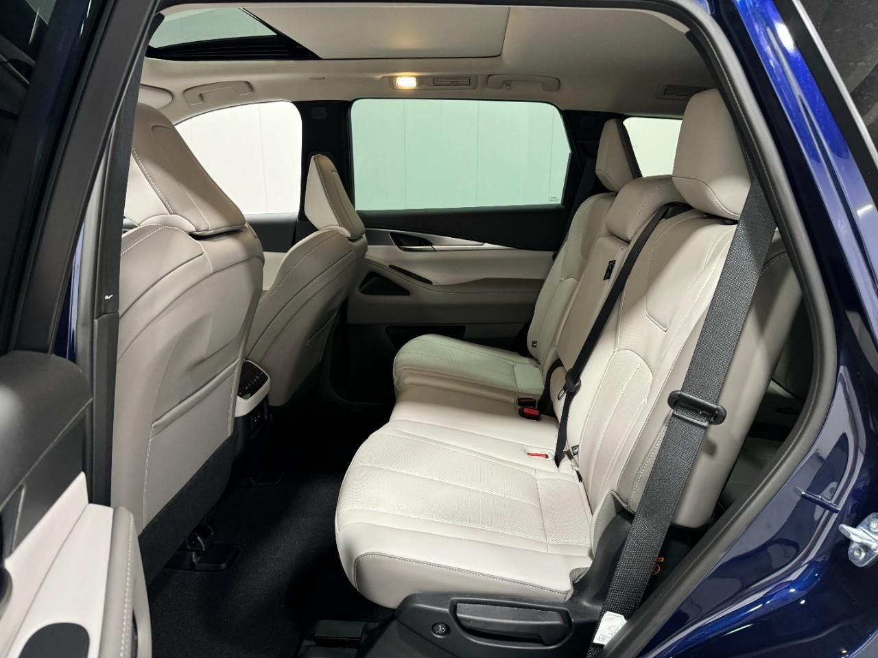 INFINITI QX60 Vehicle Full-screen Gallery Image 9