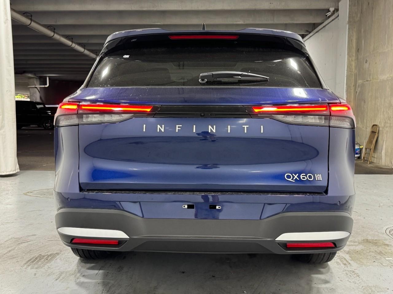 INFINITI QX60 Vehicle Full-screen Gallery Image 10