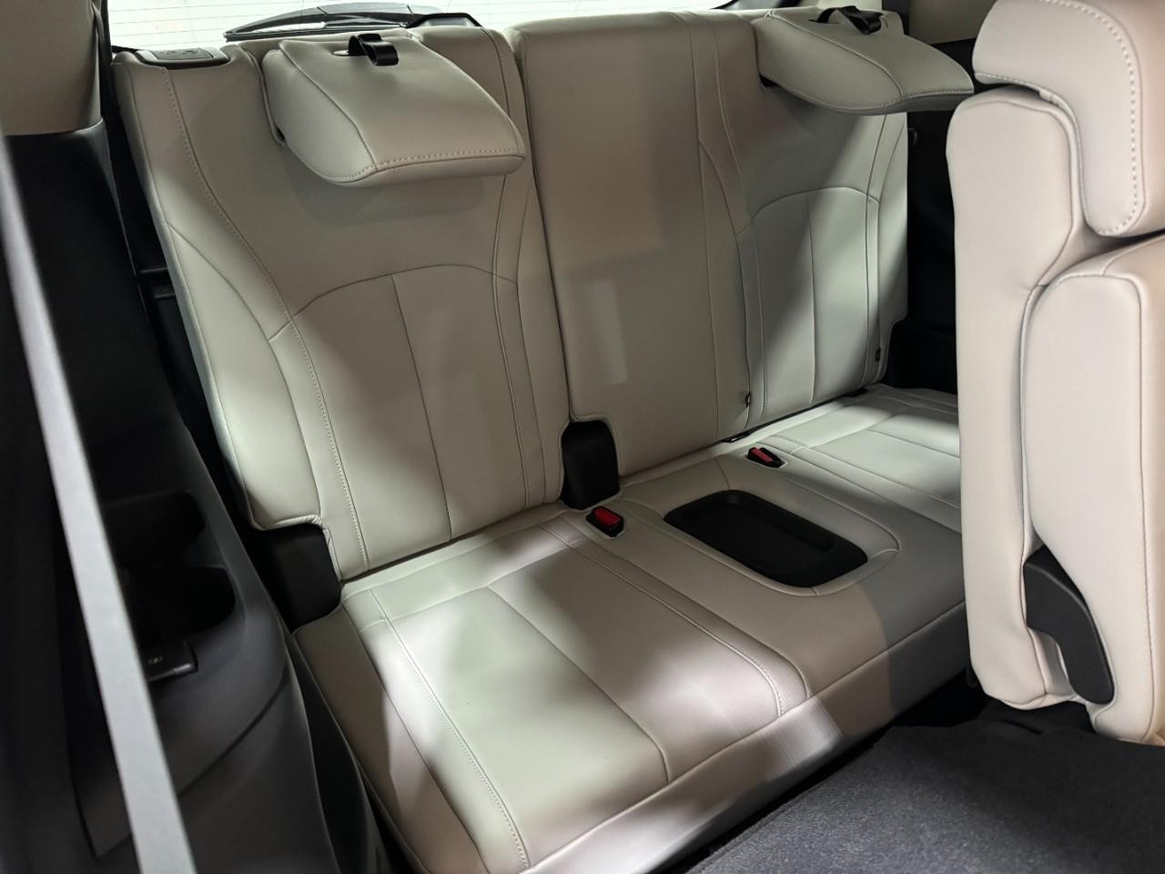 INFINITI QX60 Vehicle Full-screen Gallery Image 11