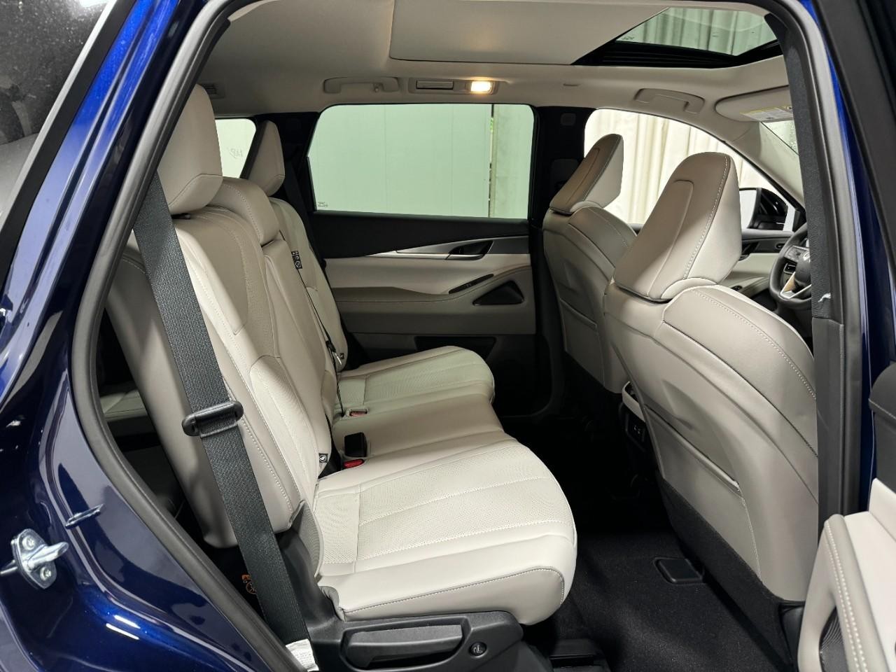 INFINITI QX60 Vehicle Full-screen Gallery Image 12