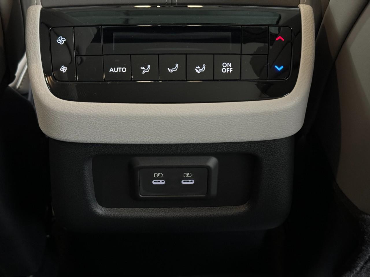 INFINITI QX60 Vehicle Full-screen Gallery Image 13