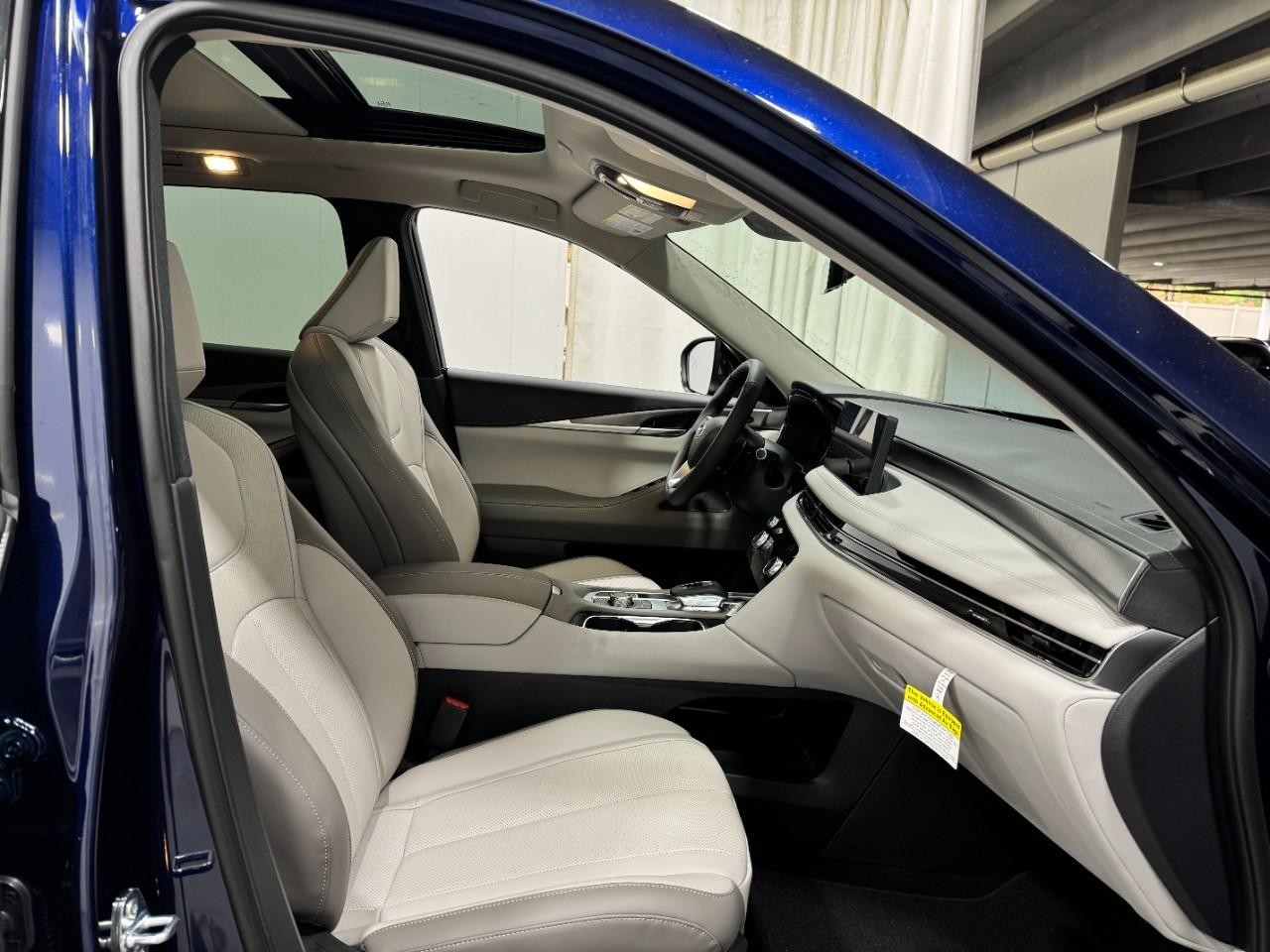 INFINITI QX60 Vehicle Full-screen Gallery Image 21