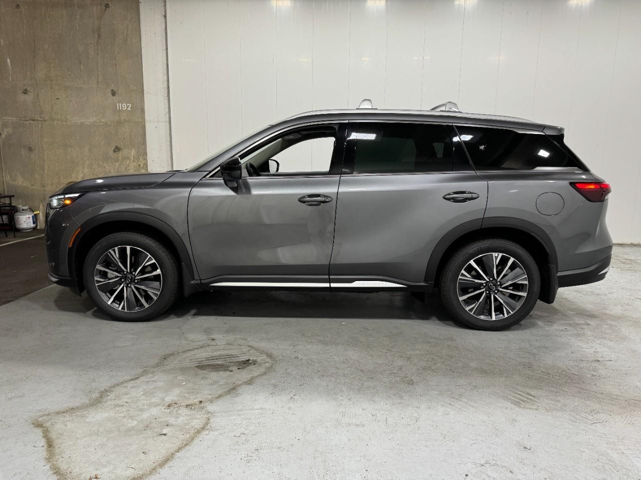 INFINITI QX60 Vehicle Full-screen Gallery Image 2