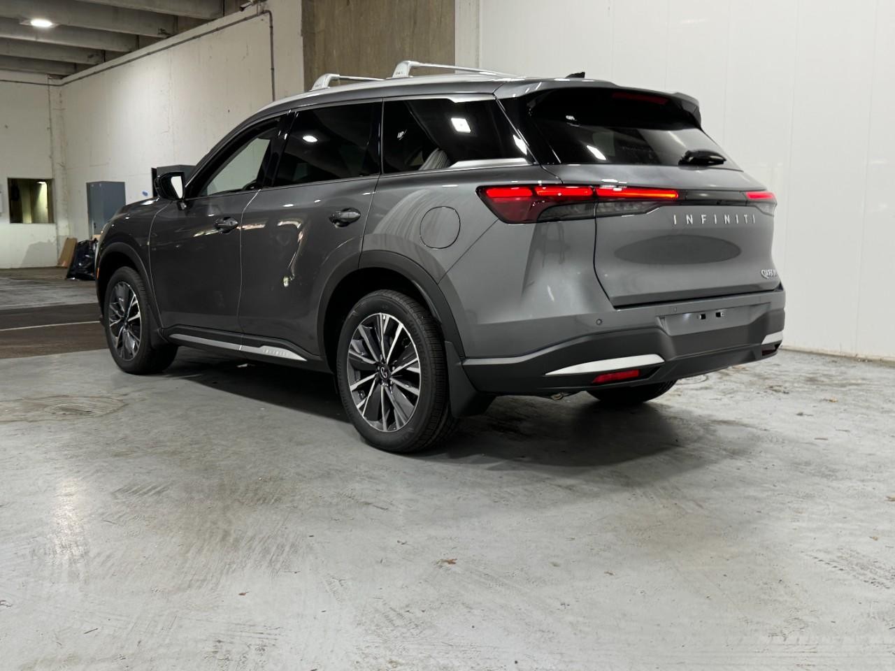 INFINITI QX60 Vehicle Full-screen Gallery Image 3