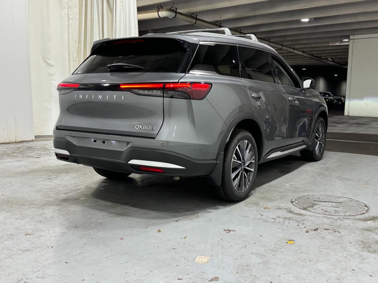 INFINITI QX60 Vehicle Full-screen Gallery Image 4