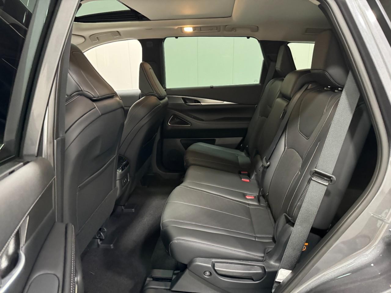 INFINITI QX60 Vehicle Full-screen Gallery Image 9