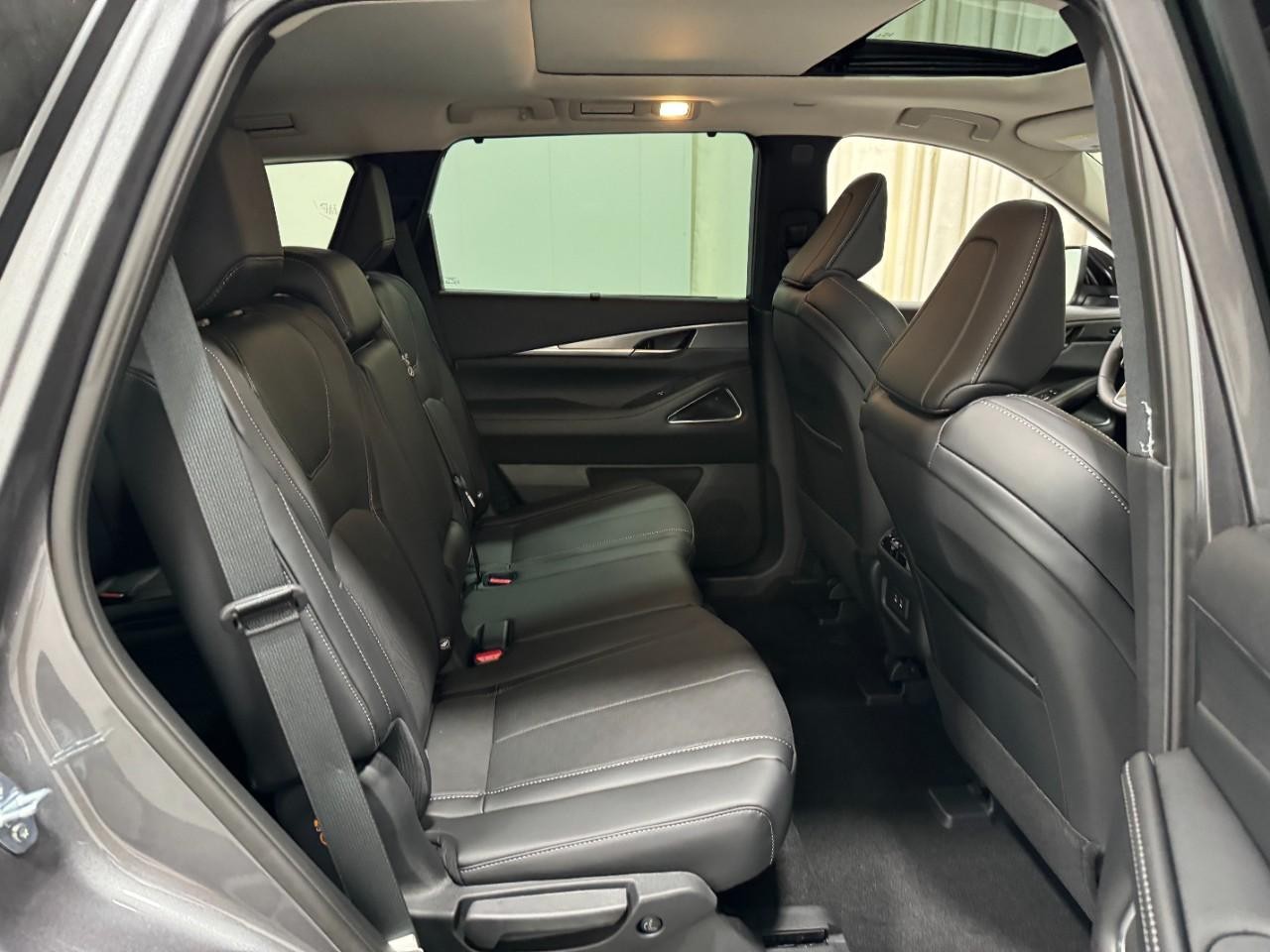 INFINITI QX60 Vehicle Full-screen Gallery Image 12