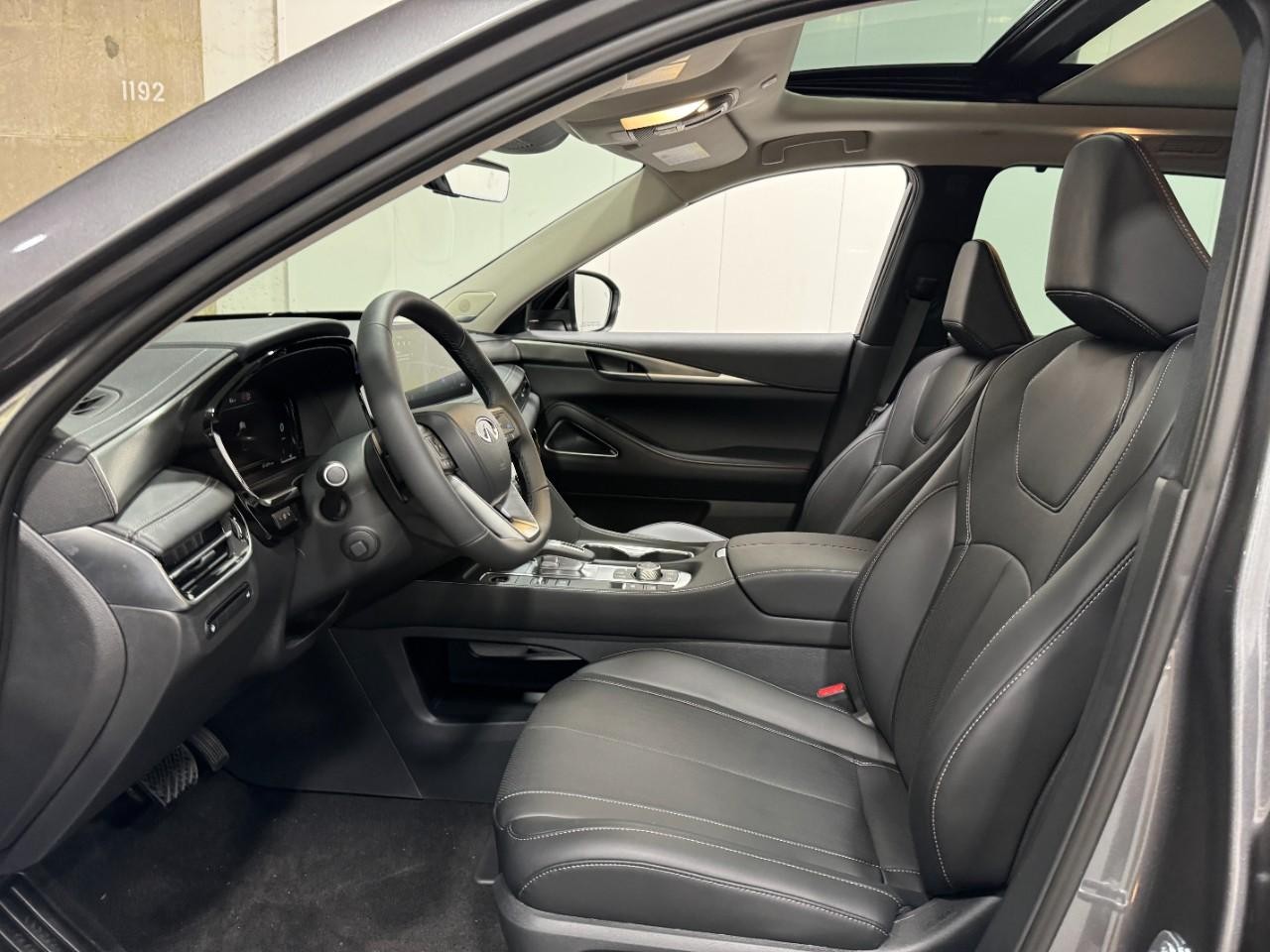 INFINITI QX60 Vehicle Full-screen Gallery Image 28