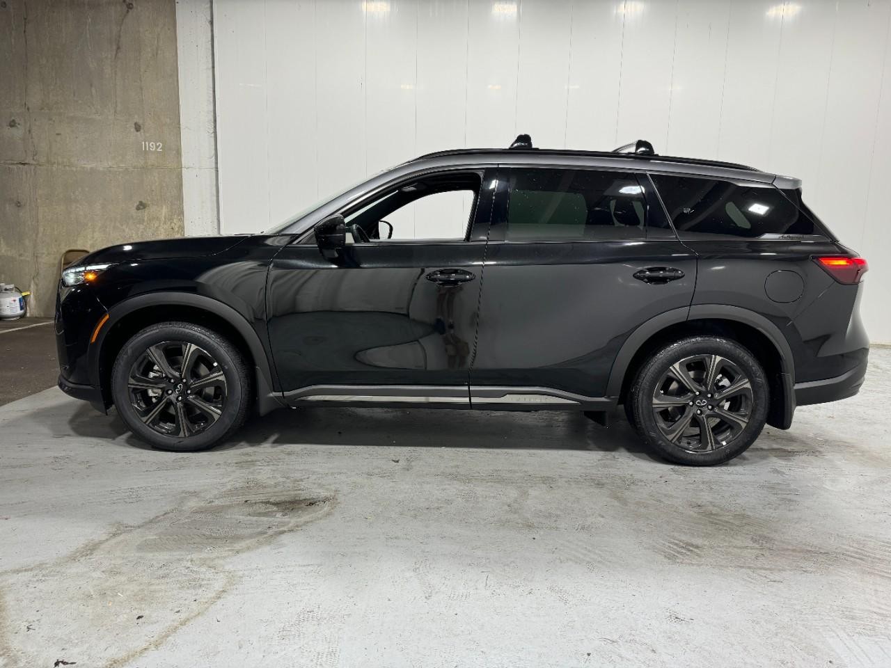 INFINITI QX60 Vehicle Full-screen Gallery Image 2