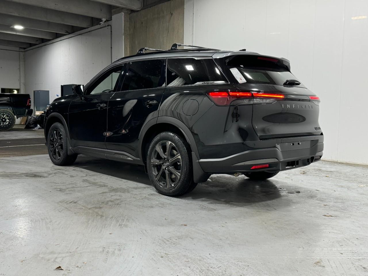 INFINITI QX60 Vehicle Full-screen Gallery Image 3