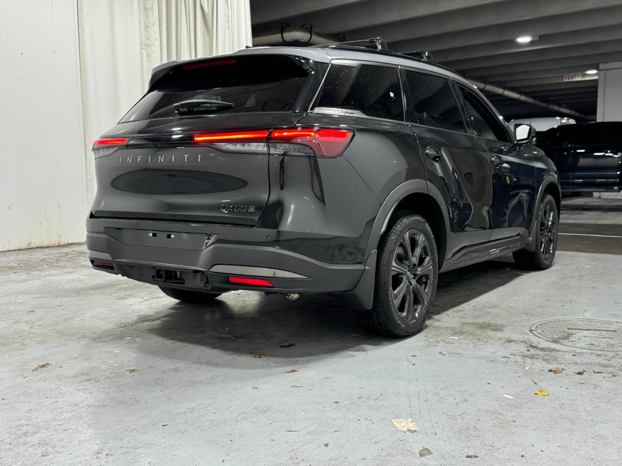 INFINITI QX60 Vehicle Full-screen Gallery Image 4