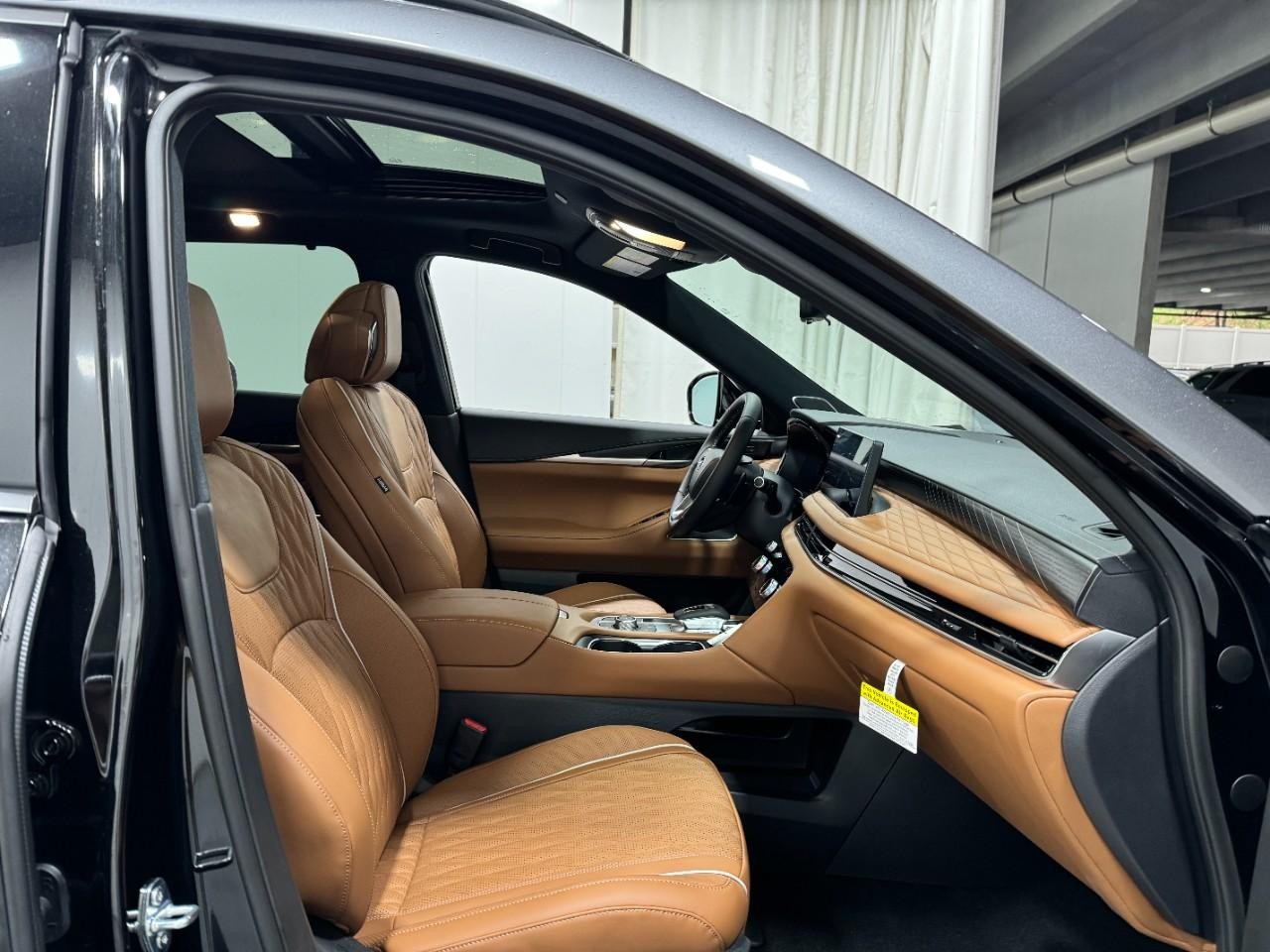 INFINITI QX60 Vehicle Full-screen Gallery Image 21