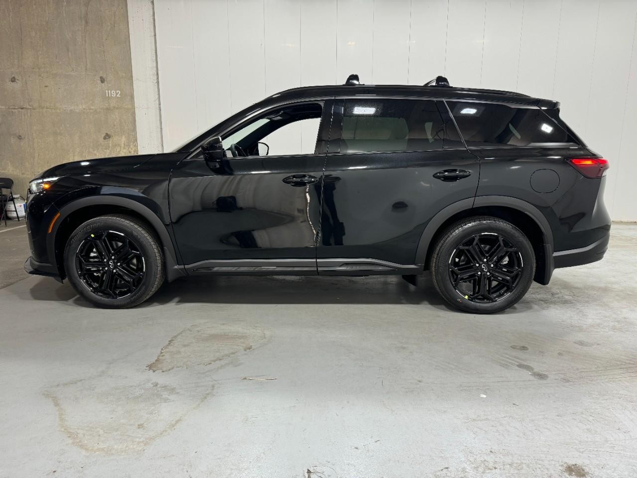 INFINITI QX60 Vehicle Full-screen Gallery Image 2