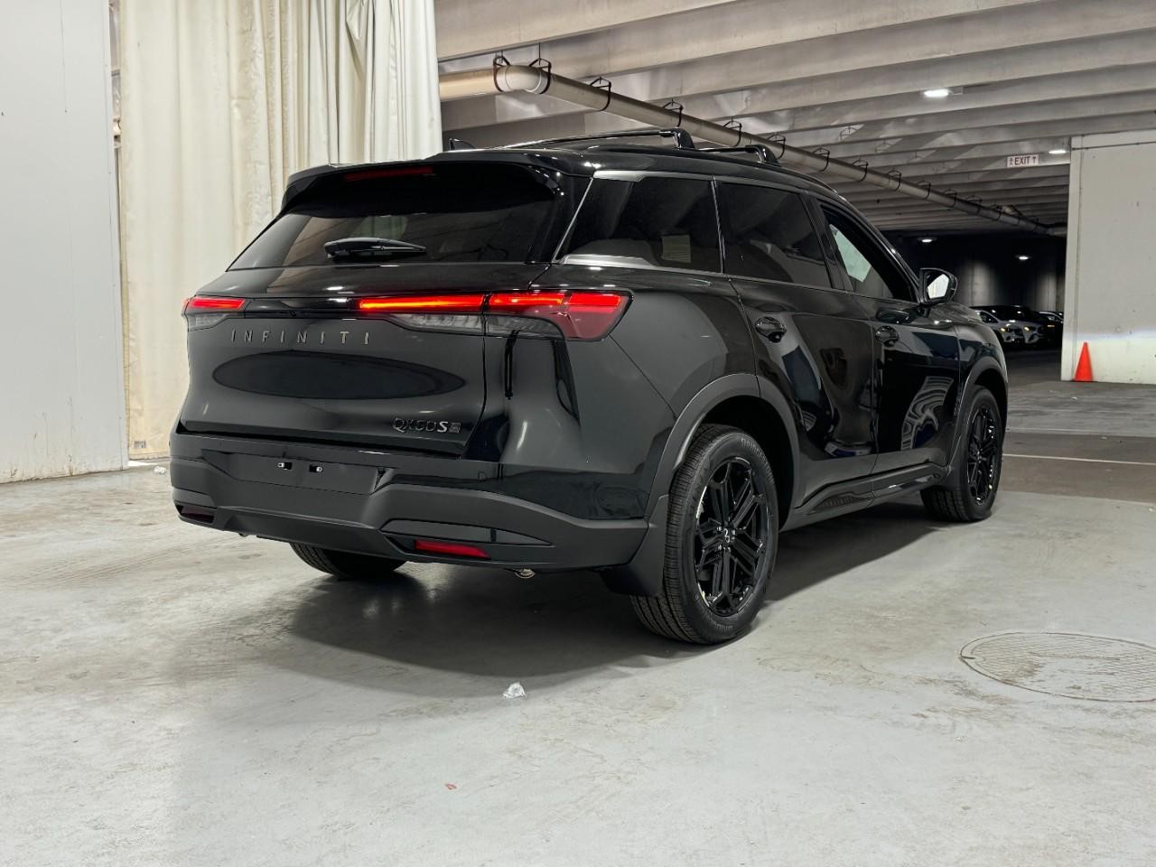 INFINITI QX60 Vehicle Full-screen Gallery Image 4