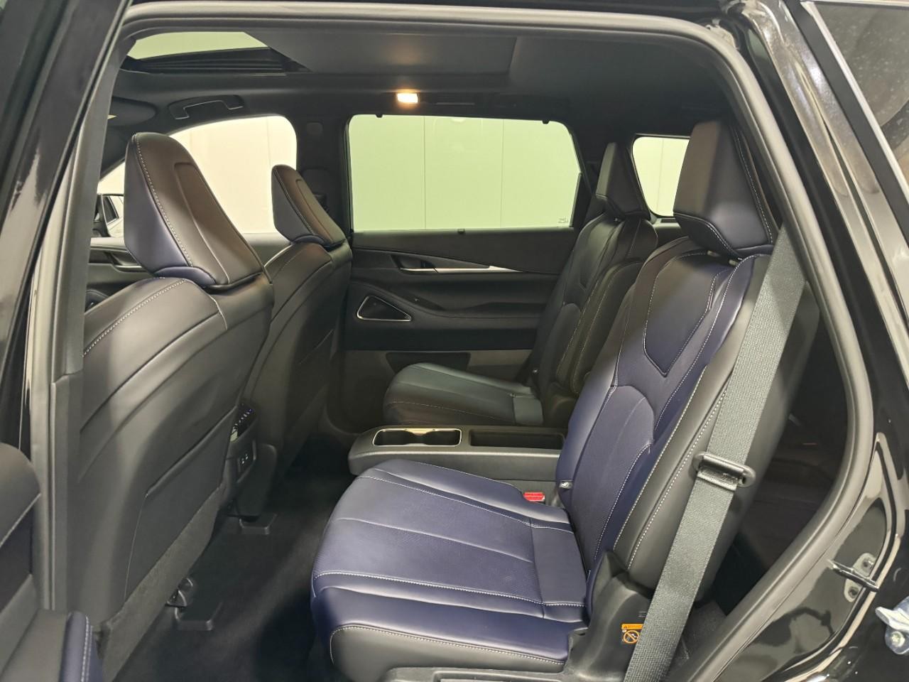 INFINITI QX60 Vehicle Full-screen Gallery Image 9