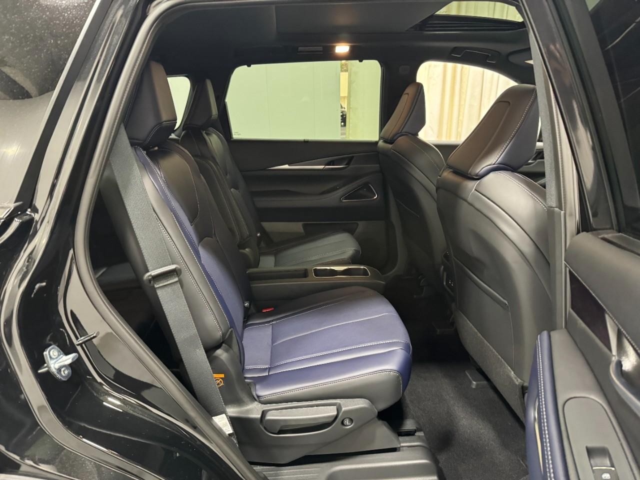 INFINITI QX60 Vehicle Full-screen Gallery Image 12