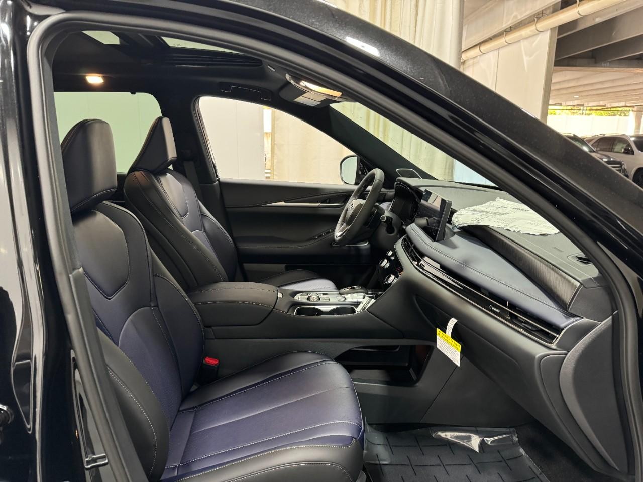 INFINITI QX60 Vehicle Full-screen Gallery Image 21