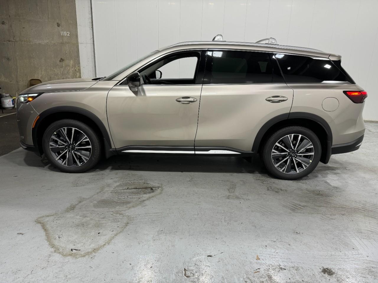 INFINITI QX60 Vehicle Full-screen Gallery Image 2