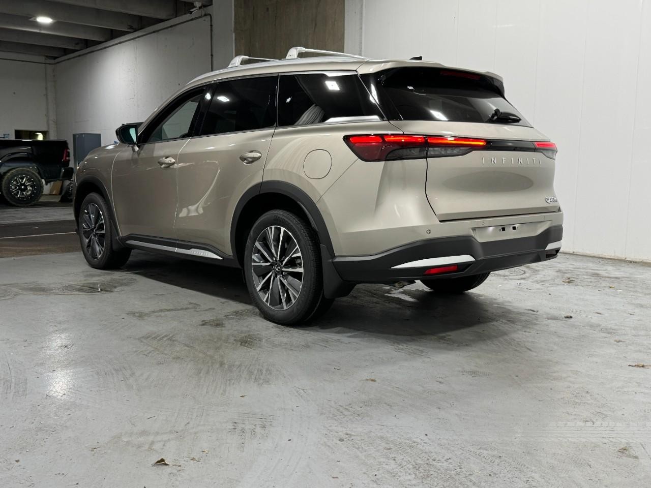 INFINITI QX60 Vehicle Full-screen Gallery Image 3