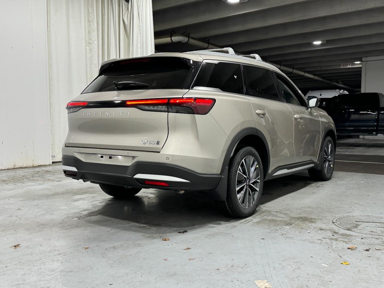 INFINITI QX60 Vehicle Full-screen Gallery Image 4