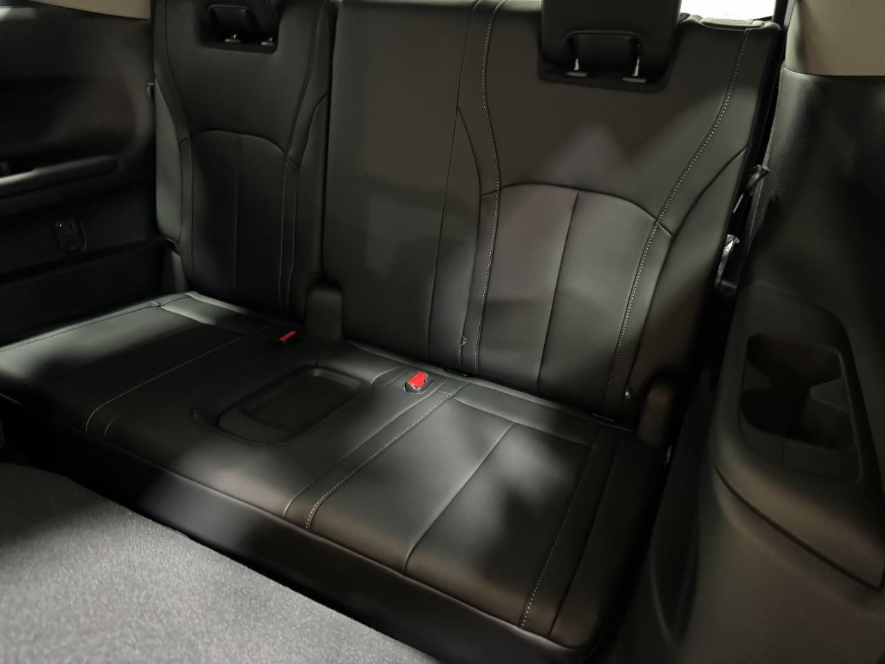 INFINITI QX60 Vehicle Full-screen Gallery Image 8