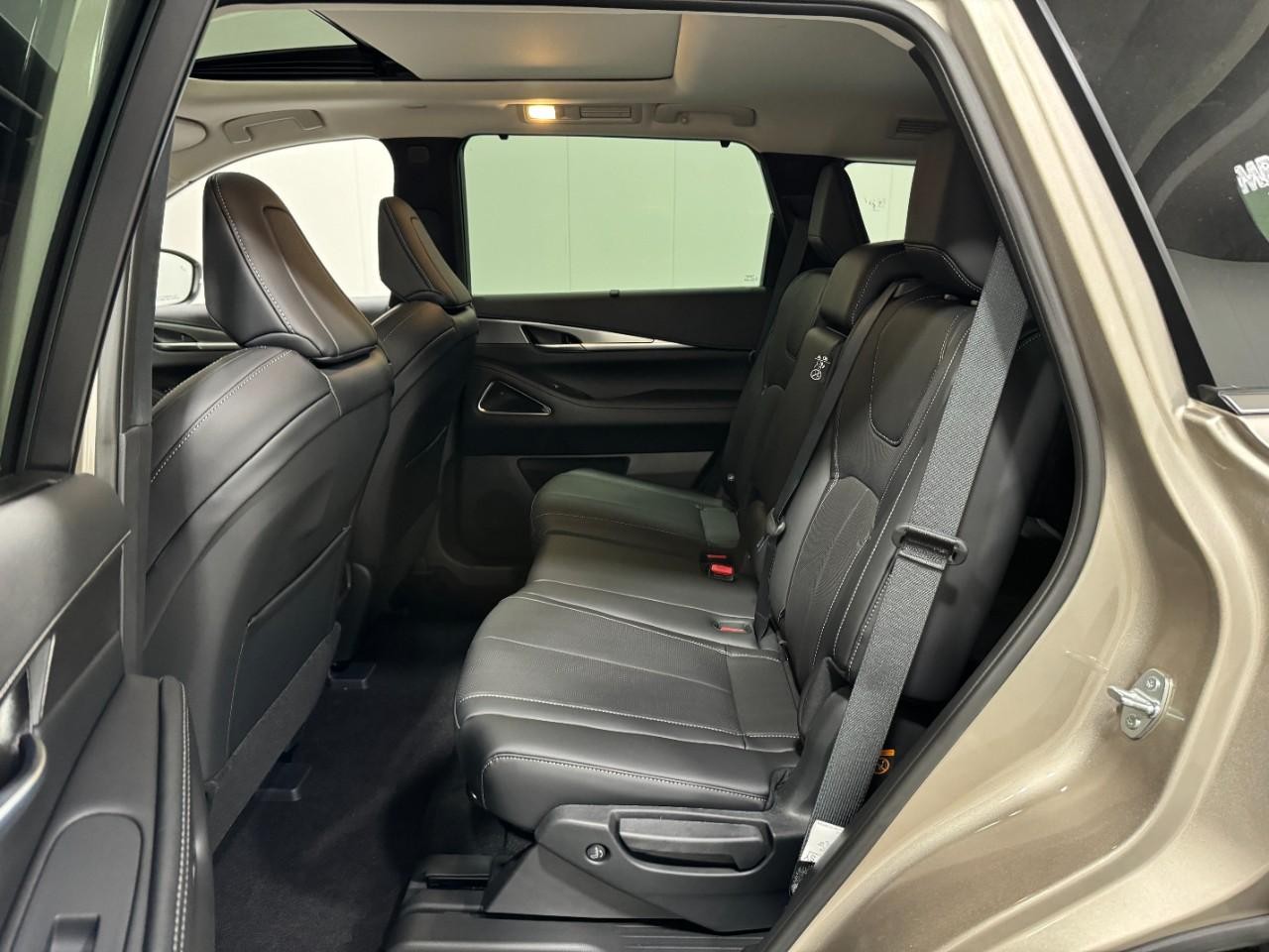 INFINITI QX60 Vehicle Full-screen Gallery Image 9