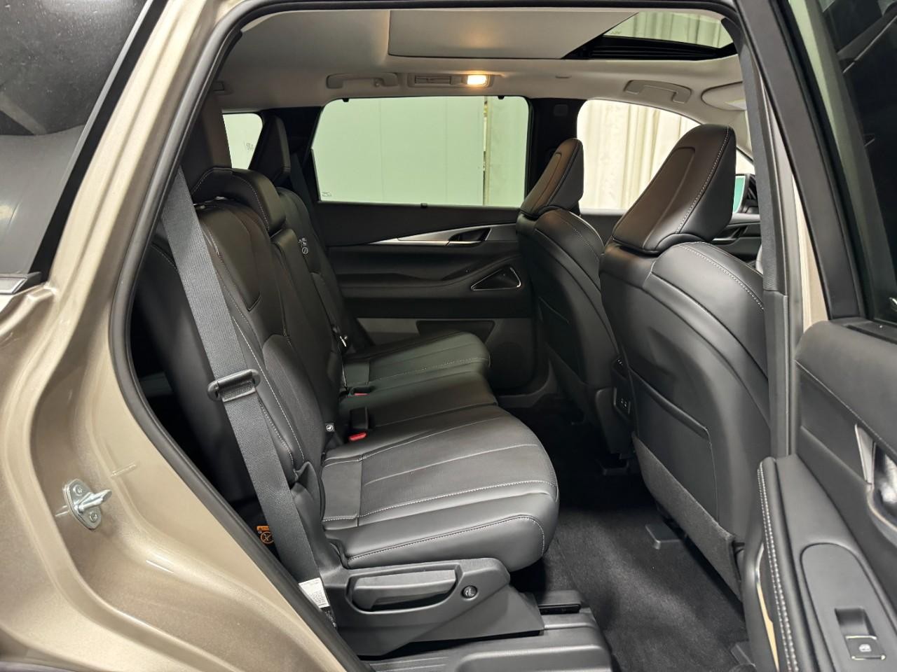 INFINITI QX60 Vehicle Full-screen Gallery Image 12