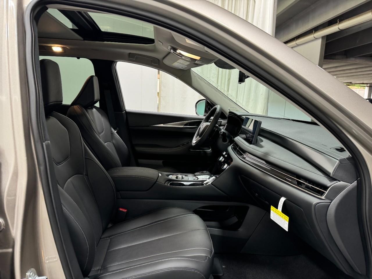 INFINITI QX60 Vehicle Full-screen Gallery Image 21