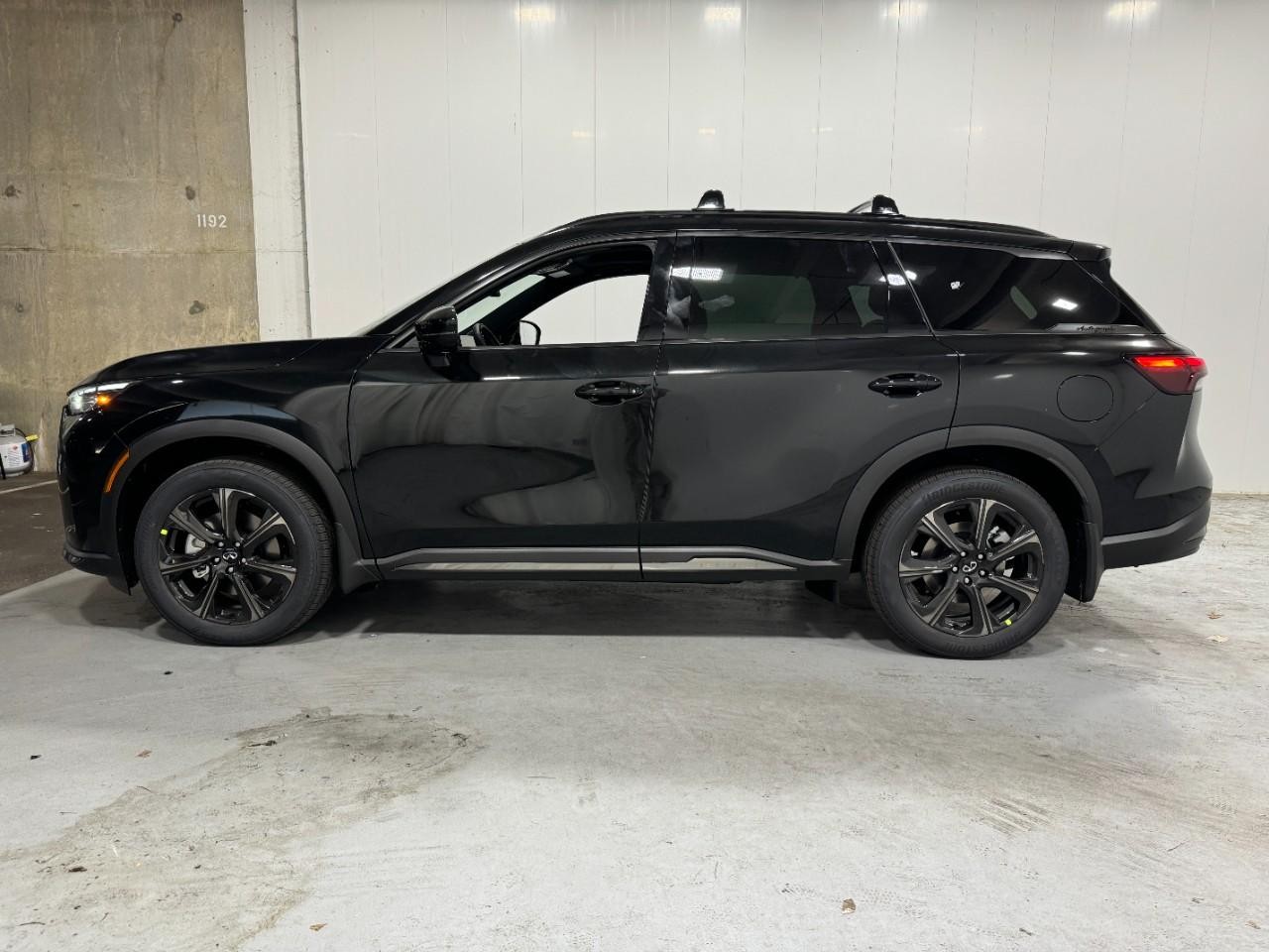 INFINITI QX60 Vehicle Full-screen Gallery Image 2