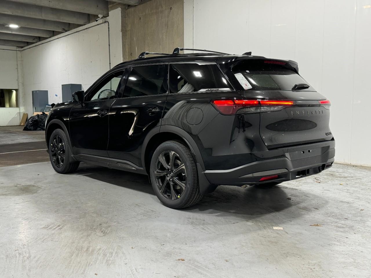 INFINITI QX60 Vehicle Full-screen Gallery Image 3