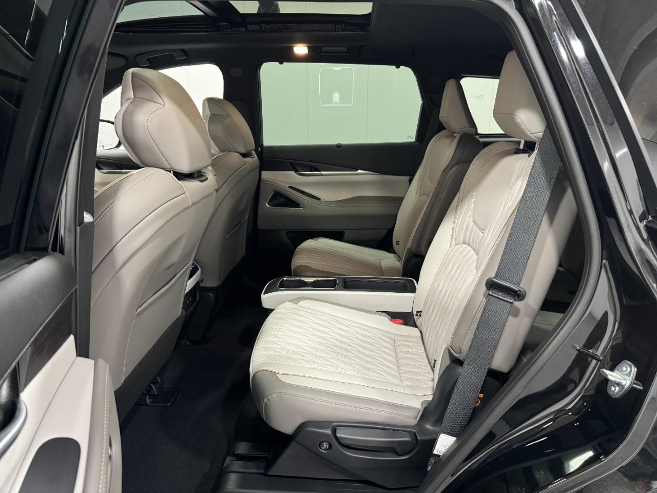 INFINITI QX60 Vehicle Full-screen Gallery Image 9