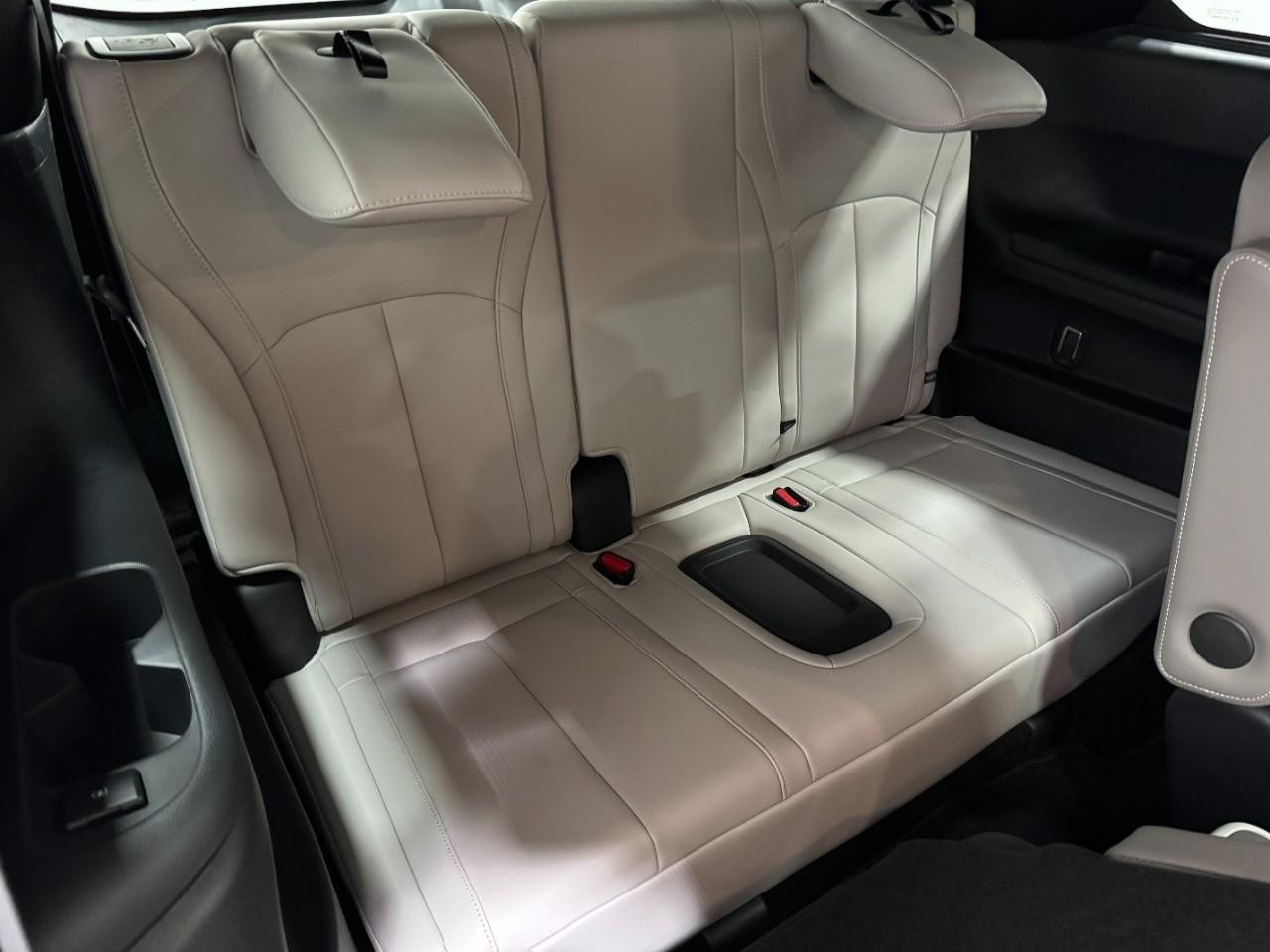 INFINITI QX60 Vehicle Full-screen Gallery Image 11