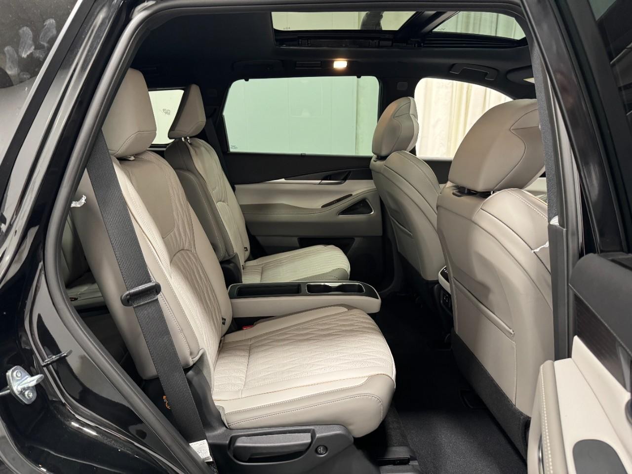 INFINITI QX60 Vehicle Full-screen Gallery Image 12