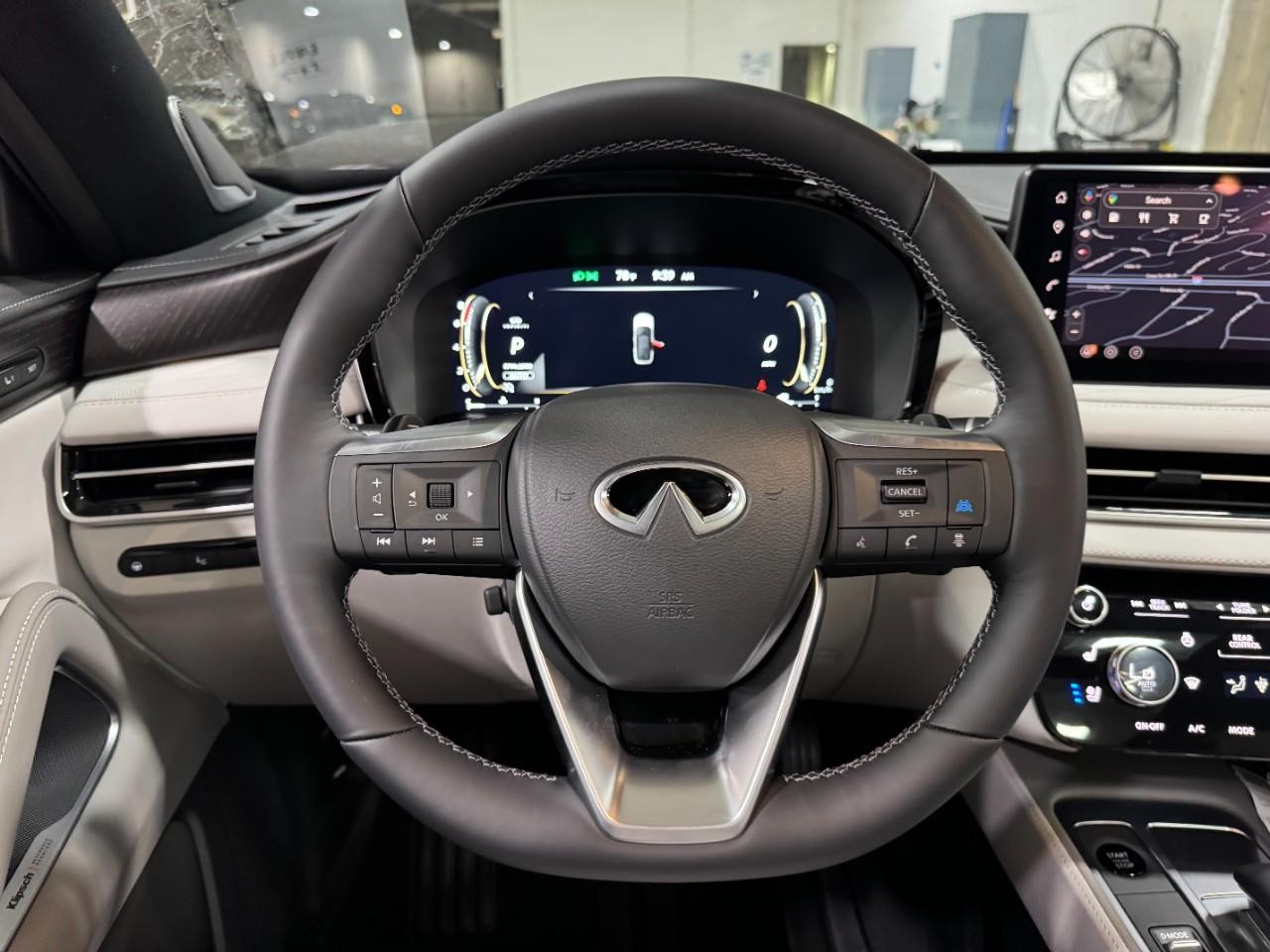 INFINITI QX60 Vehicle Full-screen Gallery Image 16