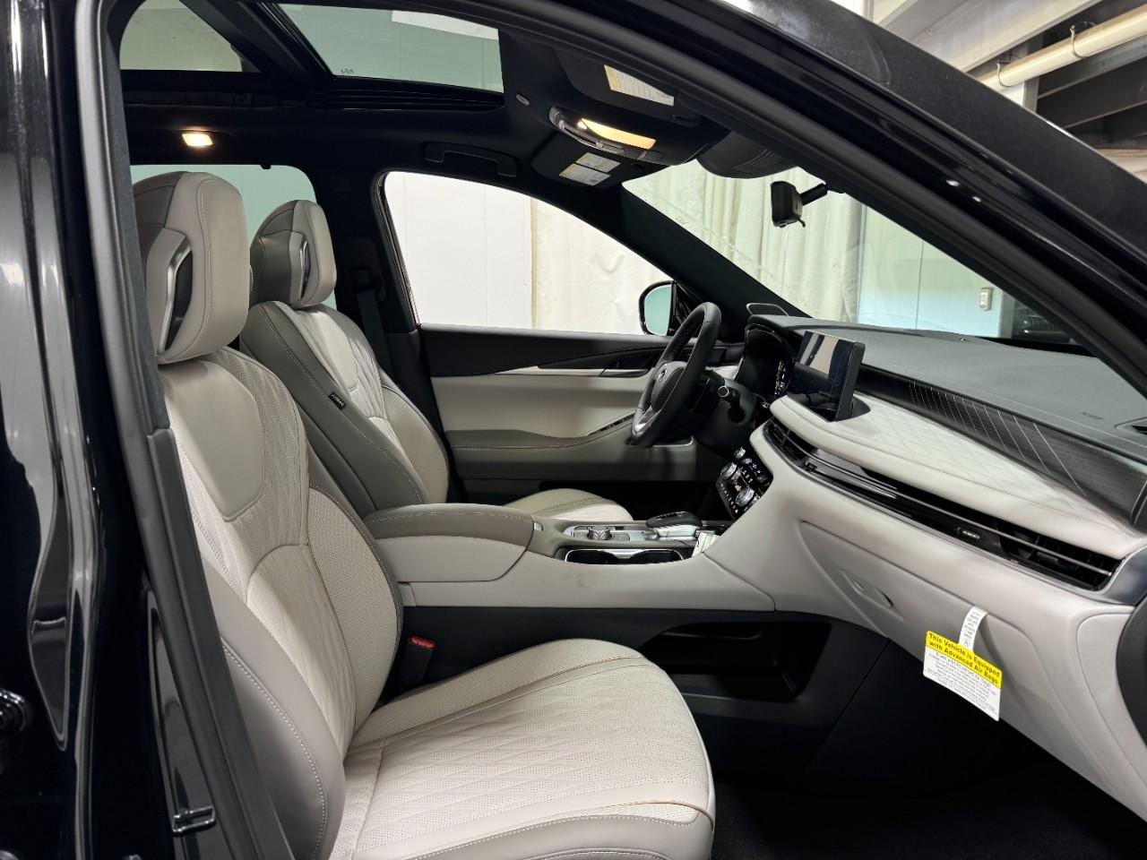 INFINITI QX60 Vehicle Full-screen Gallery Image 21