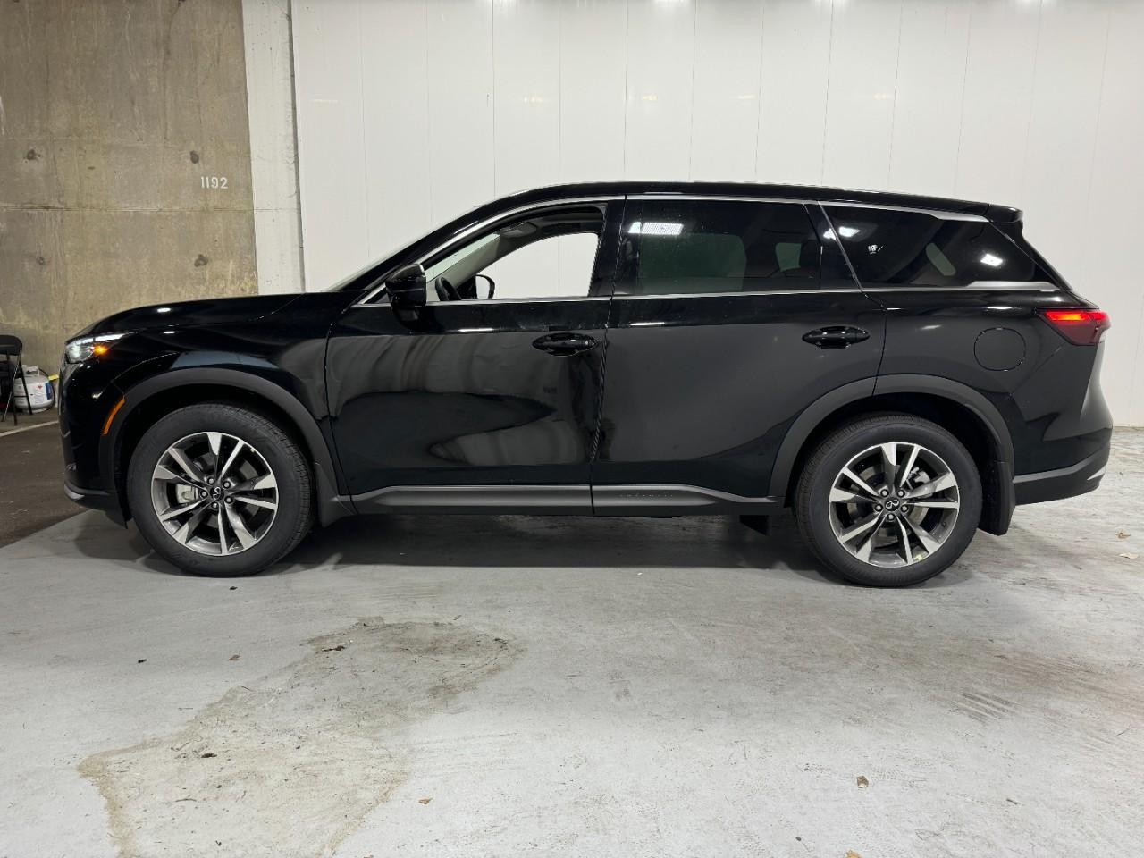 INFINITI QX60 Vehicle Full-screen Gallery Image 2