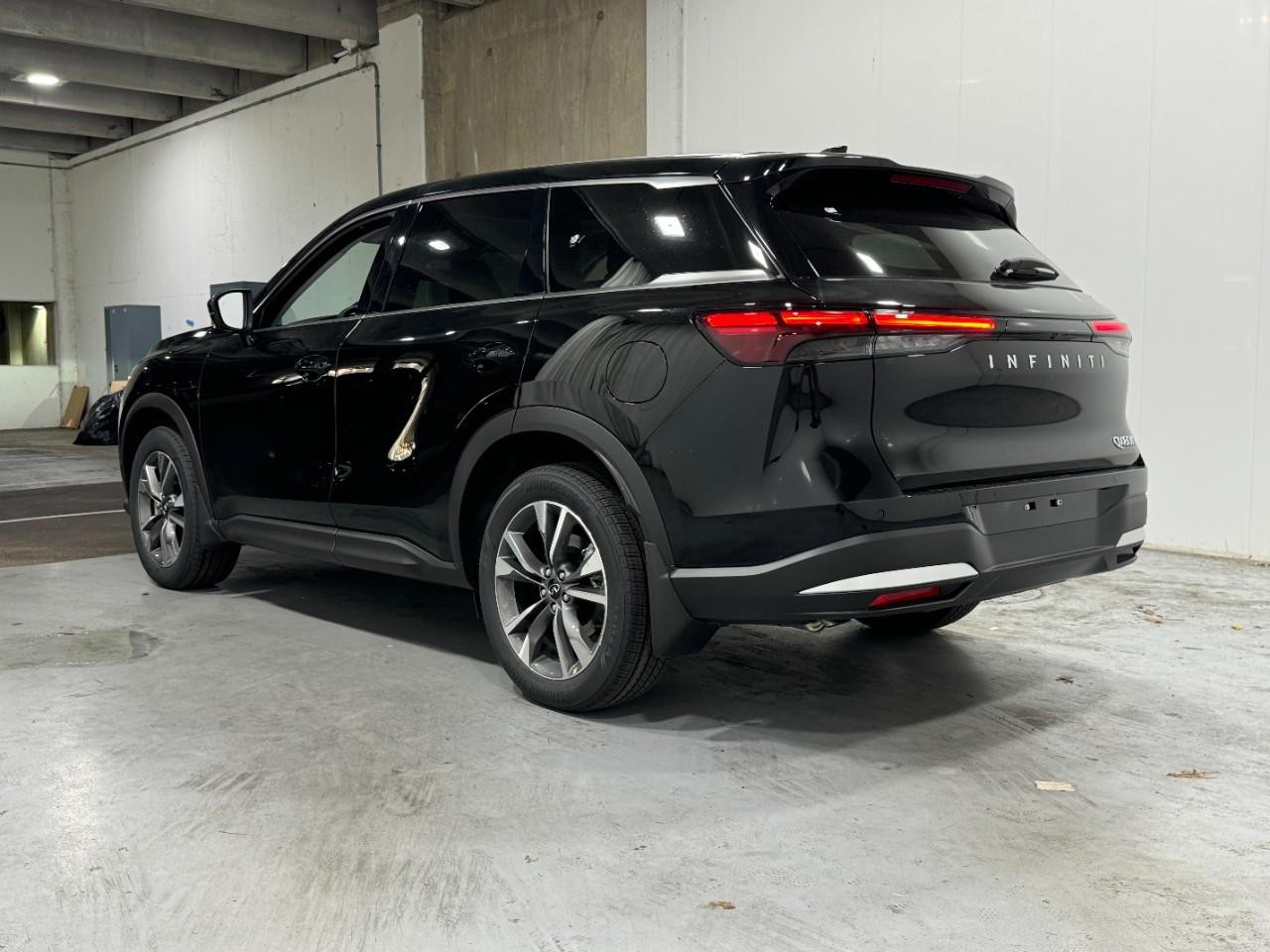 INFINITI QX60 Vehicle Full-screen Gallery Image 3