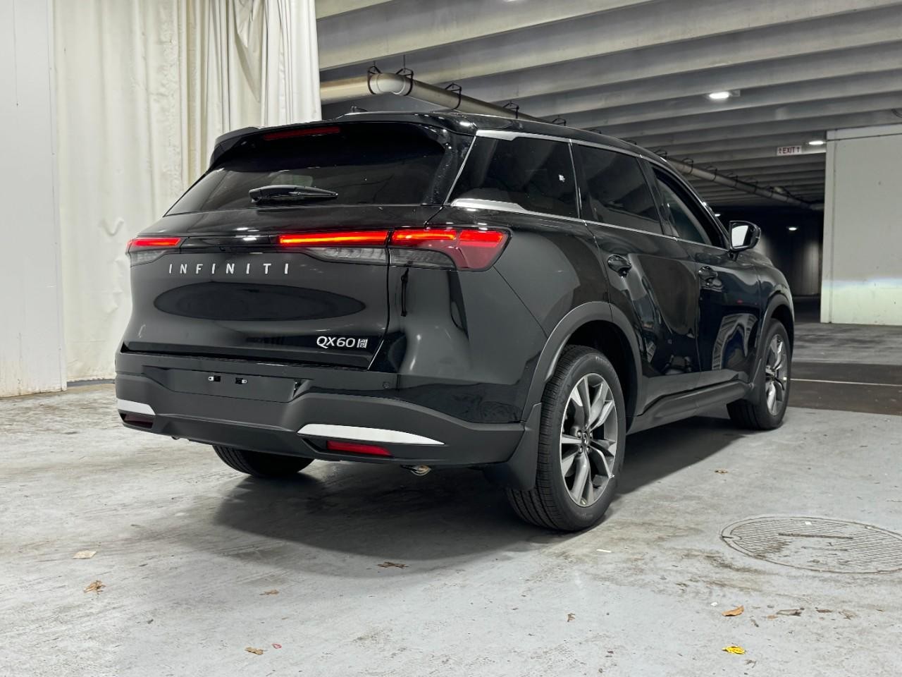 INFINITI QX60 Vehicle Full-screen Gallery Image 4