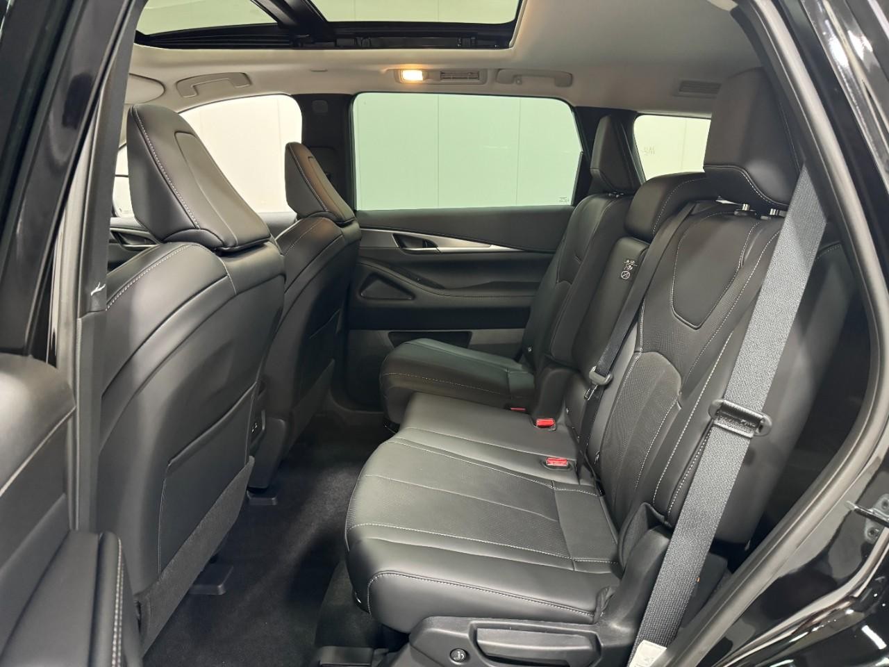 INFINITI QX60 Vehicle Full-screen Gallery Image 9